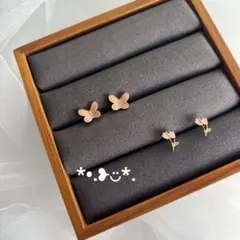 [新品] 蝶と花モチーフのスタッドピアス　2ペアセット