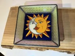 太陽と月デザインのステンドグラストレイ