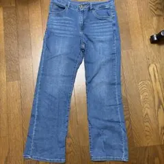 青いフレアデニムパンツ