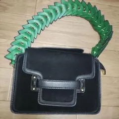 黒と緑の編み込みハンドバッグ
