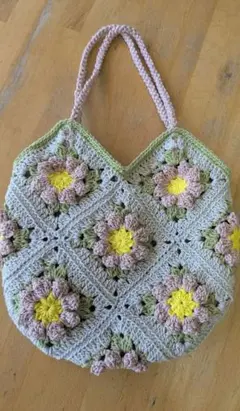 花モチーフのかぎ針編みバッグ