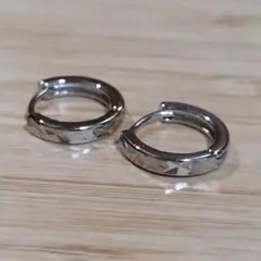 【匿名配送✨新品】フープピアス　シルバー　キラキラ　小ぶり　シンプル