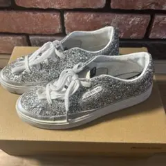 adidas シルバースニーカー