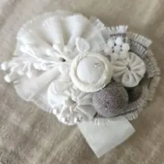 ヨーヨーキルト、コットンボール　レースブローチ　ホワイトブラウン