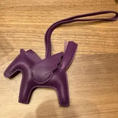 紫色の馬型レザーチャーム