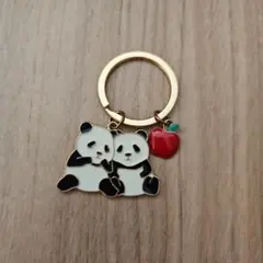 パンダとリンゴのチャーム付きキーホルダー