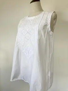 URBAN RESEARCH DOORSノースリーブピンタック刺繍ブラウス