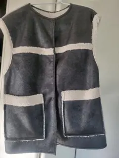 ダークグレーとアイボリーのノースリーブベストリバーシブル