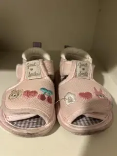 ピンク刺繍ベビーサンダル