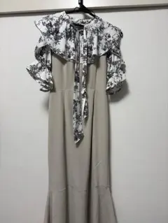 フリル付きマキシドレス ベージュ×ホワイト