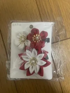 値下げ★花デザイン ヘアクリップ 赤白