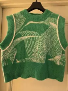 大特価売り切りセール‼️プッシュボタン　グリーンの葉模様ノースリーブニットベスト