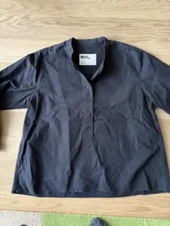 MHL ハーフボタンプルオーバー シャツ