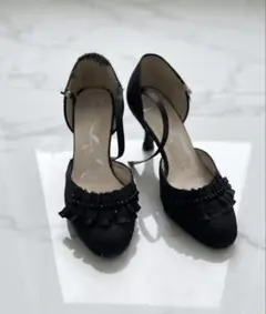 marie claire ブラック サテン フリル パンプス ストラップ付のサムネイル