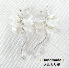936.お花イヤリング✾匿名配送✾送料込み✾揺れるホワイト花弁フラワー✾シルバー