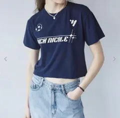 NICK NICOLE ロゴプリント クロップドTシャツ ネイビー