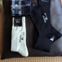 Burberry's アイボリーと紺色ソックス 24-26 2足 ハンカチ１枚