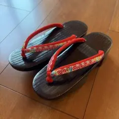 赤い花柄鼻緒の木製下駄