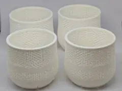 白色のプラスチック製植木鉢4個セット、通気穴付きで植物に最適。