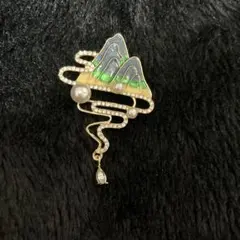 エレガントな山のデザインブローチ