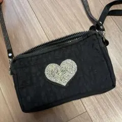 ブラックショルダーバッグ ハート型装飾