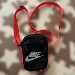 Nike メッシュサコッシュ ブラック/レッド
