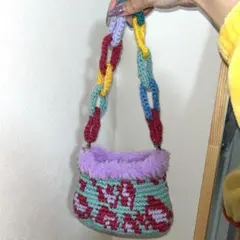 多色ファー付き編みハンドバッグ