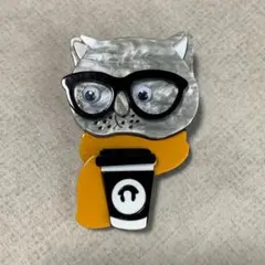 マフラーをまいた猫のアクリルブローチ