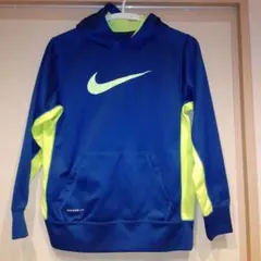 ナイキ　NIKEのトレーナー　フード付パーカー140～150cm
