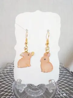 ハンドメイド　うさぎ　ウサギ　ピアス　動物　動物園　ベージュ　横向き　レジン