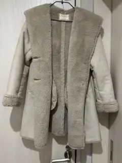 フード付きベージュムートンコート