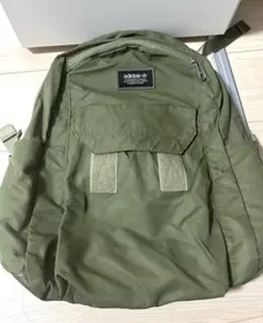 adidas リュック　カーキ