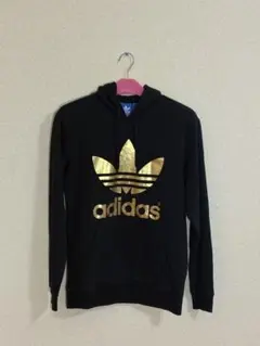 adidas ゴールドロゴ フード付きパーカー