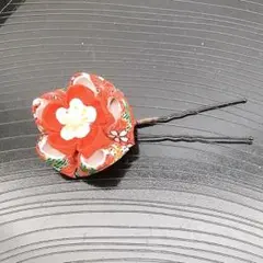 【メ12-232】ハンドメイド　つまみ細工　小花髪飾り　赤　和柄