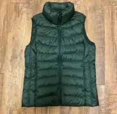 ダークグリーン フード付きダウンベスト L ユニクロ