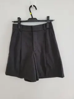 チャコールグレー タック入り ショートパンツ ハーフパンツ GU M