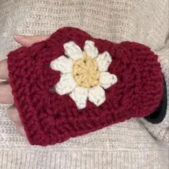 ハンドメイド　赤色のモチーフ編み　ハンドウォーマー