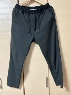 【ビームス】テーパード イージーパンツ　黒系　Mサイズ　チャコールグレー