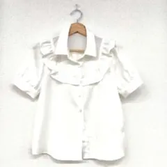 ▢Bye Bye フリル付きホワイトシャツ 半袖 Mサイズのサムネイル