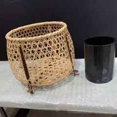 竹製バスケットと黒い筒のセット