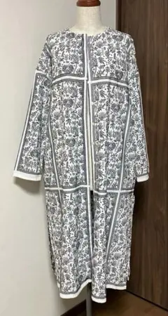 新品・タグ付き】BEARDSLEY ビアズリー 刺繍風プリントプルオーバー