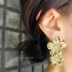 No.370 艶ゴールド 2連 大ぶりフラワーピアス