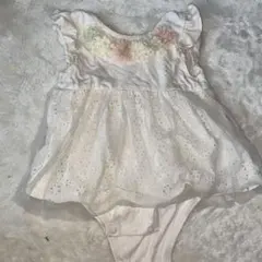 ホワイト 花の刺繍 フリル袖ワンピース