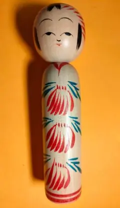 伝統的な木製こけし 赤青花模様