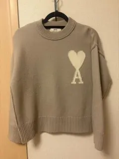 ベージュ ニットセーター　AMI Paris