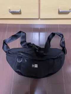 NEWERA 黒 シンプル ボディバッグ