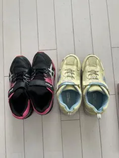 asics 黒/ピンクと黄/青色スニーカーセット