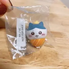 ニ*)様 ちいかわ×くら寿司 コラボ キーホルダー ハチワレ - メルカリ