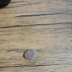 紫色のマット仕上げルース石