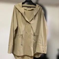 フード付きベージュコート